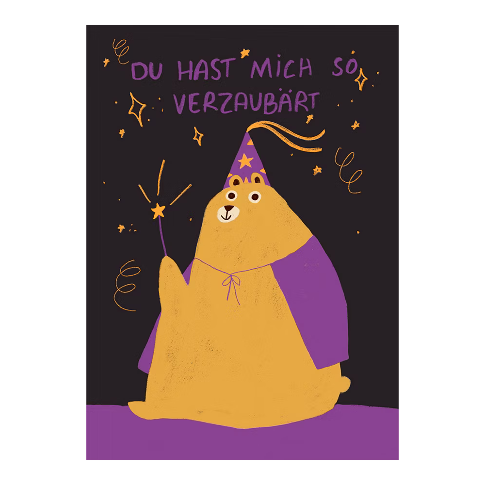 Ein Bär im Zauberer-Outfit hält einen Zauberstab, umgeben von funkelnden Sternen und dem Text "Du hast mich so verzaubärt".