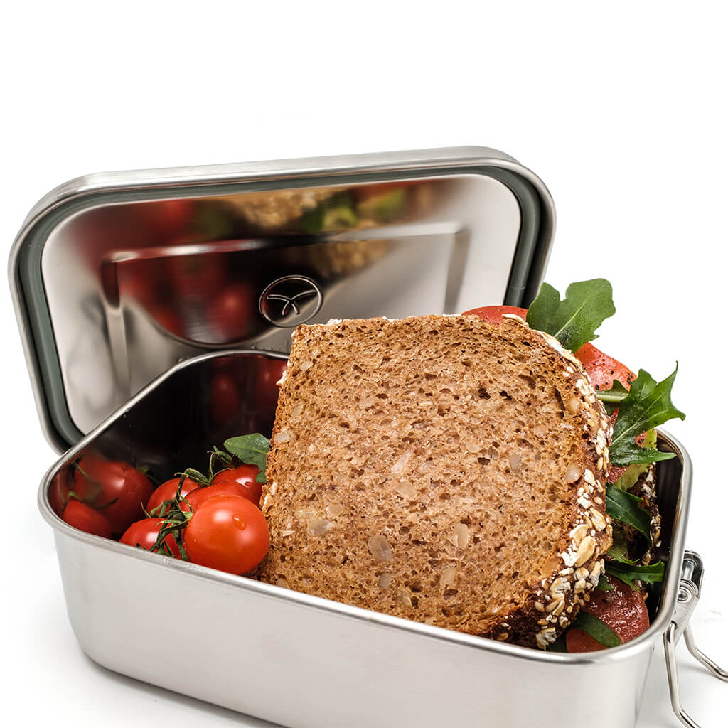 Edelstahl-Lunchbox mit Vollkornbrot, Rucola und Kirschtomaten.