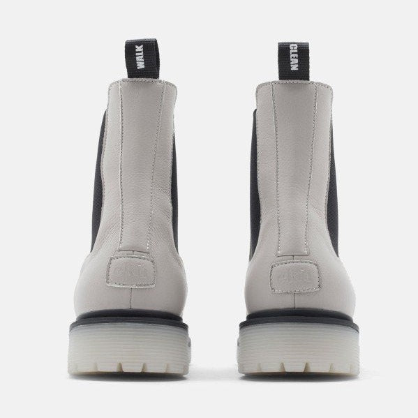 Rückansicht von grauen Stiefeln mit schwarzen Seiteneinsätzen und Zuglaschen, auf hellem Hintergrund.