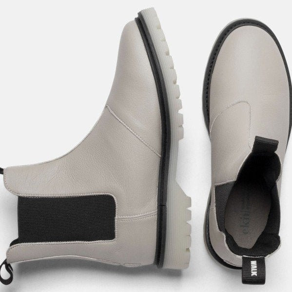 Beige Chelsea Boots mit schwarzem elastischem Einsatz und Zugschlaufe, aus der Vogelperspektive fotografiert.