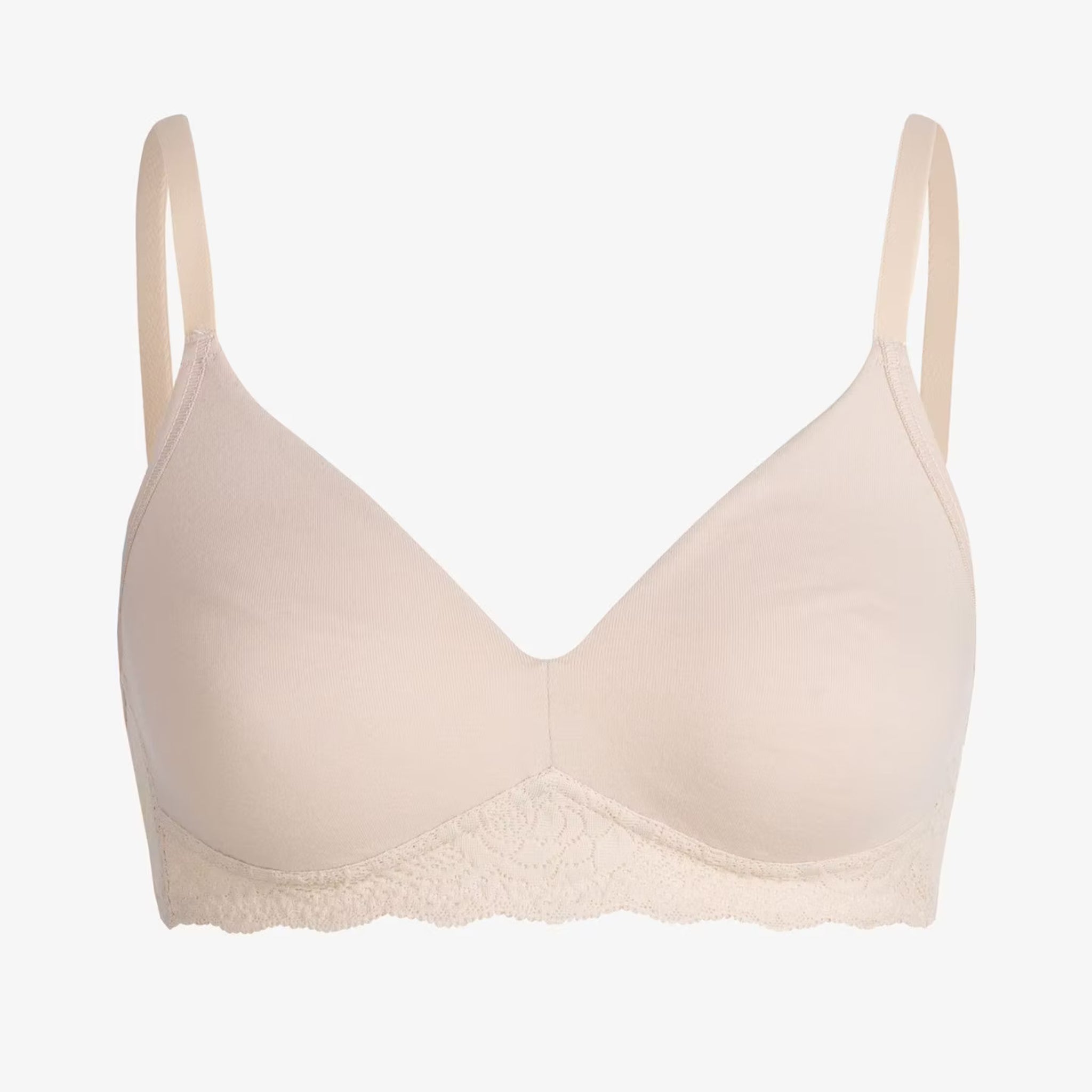 Beiger, nahtloser Büstenhalter mit schmalen Trägern und Spitzenkante am unteren Rand, vor weißem Hintergrund.