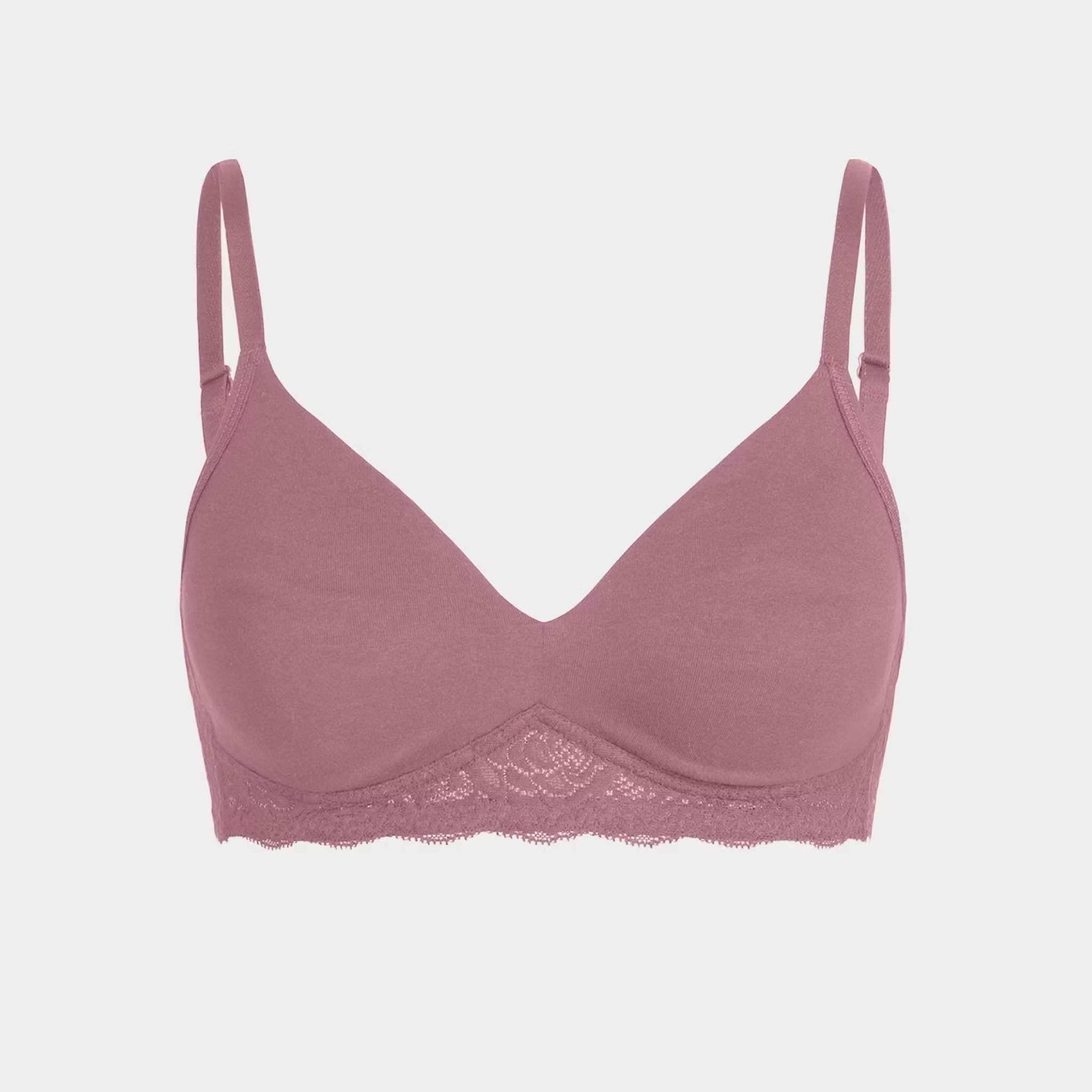 Rosa BH mit Spitze am unteren Rand auf weißem Hintergrund.