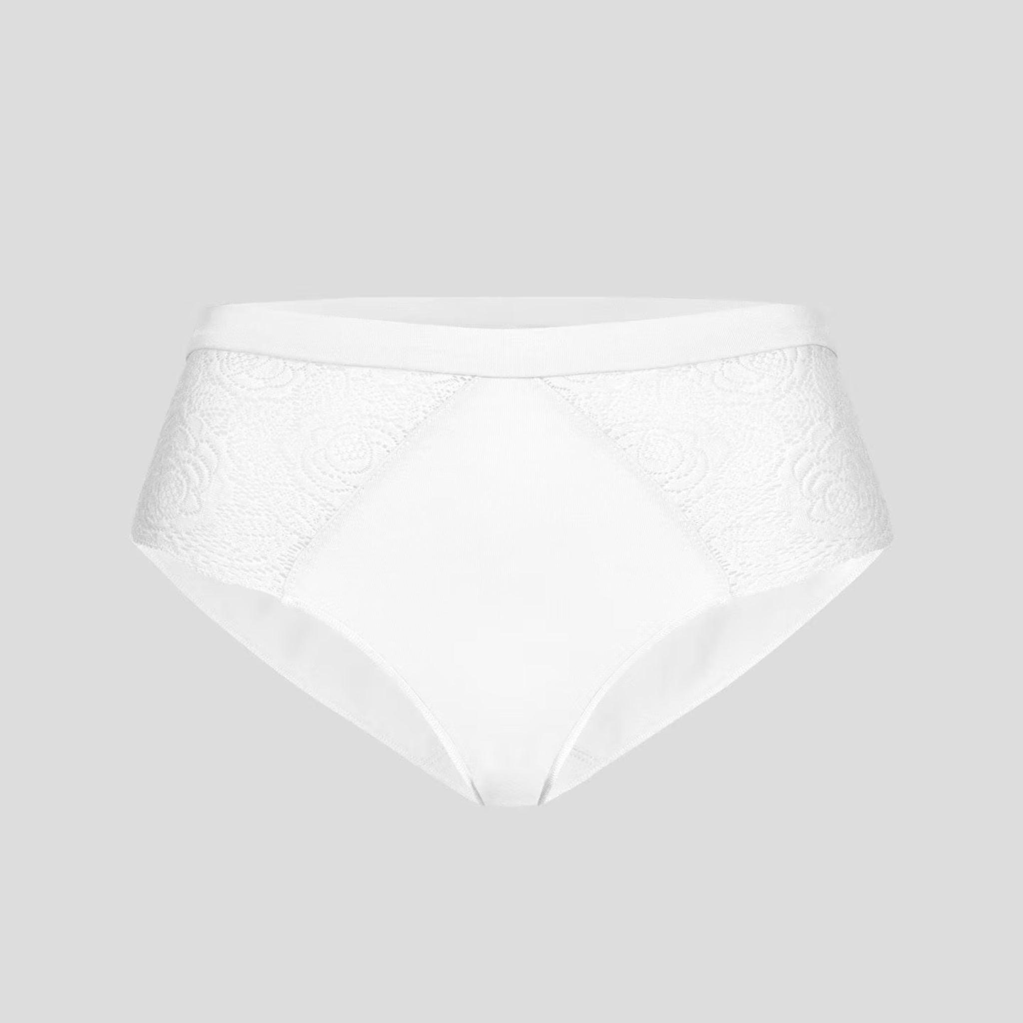 Weiße Damenunterhose mit Spitzenmuster an den Seiten vor grauem Hintergrund.