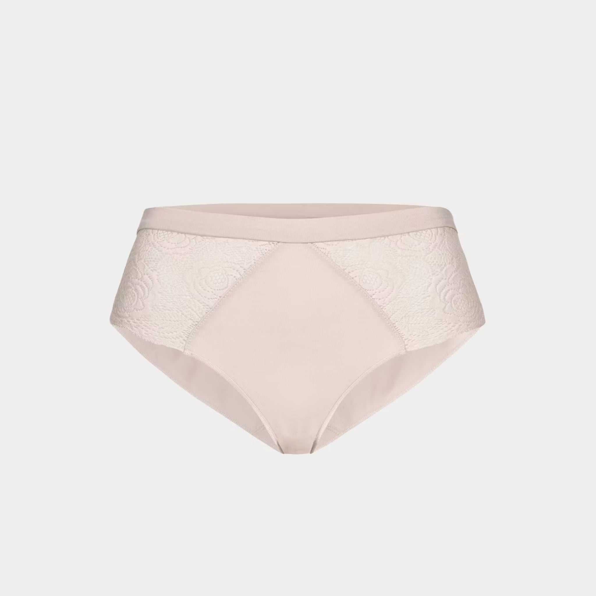 Hellrosa, hochgeschnittener Damen-Slip aus Spitze, fotografiert vor neutralem Hintergrund.