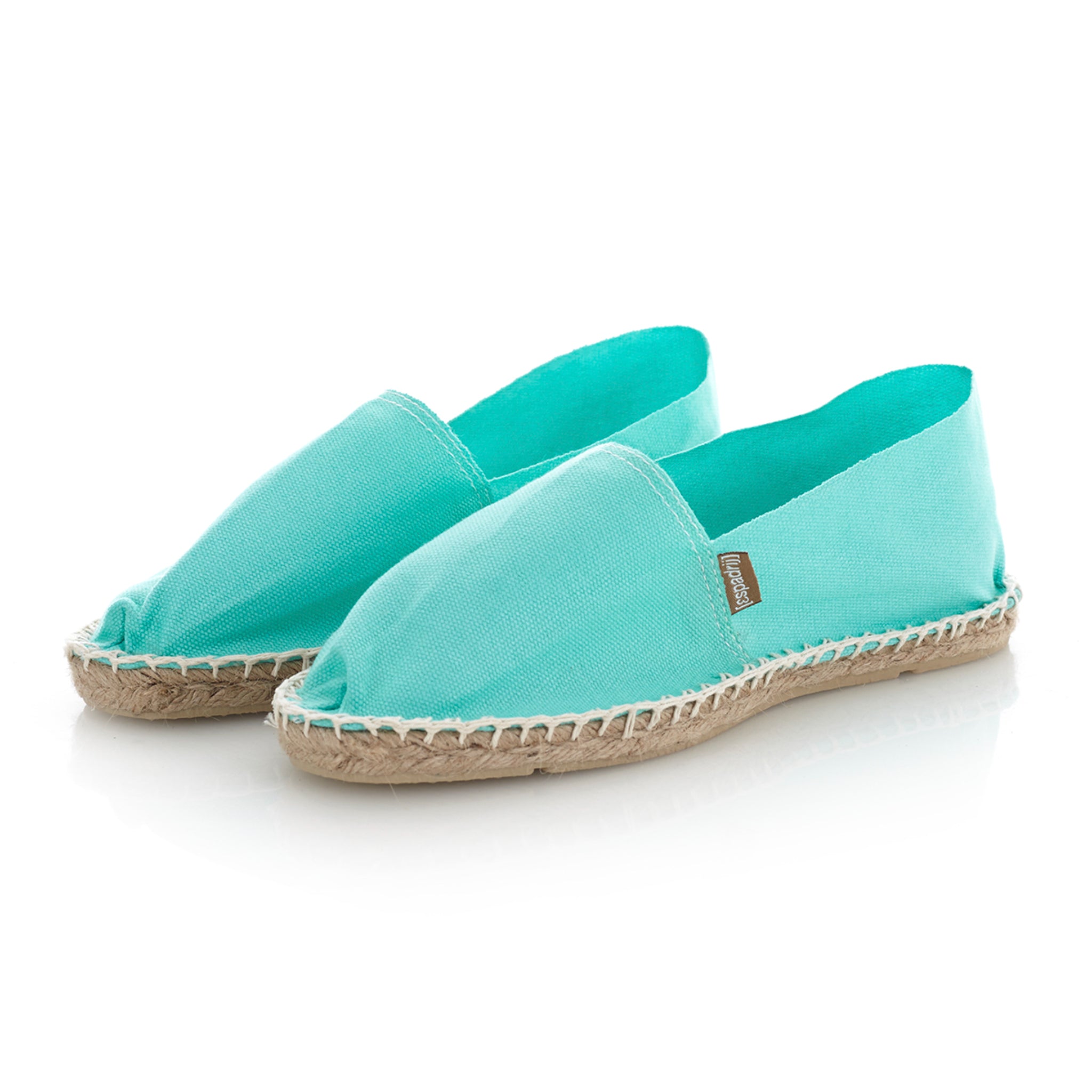 Zwei türkisfarbene Espadrilles mit Bastsohle auf weißem Hintergrund.