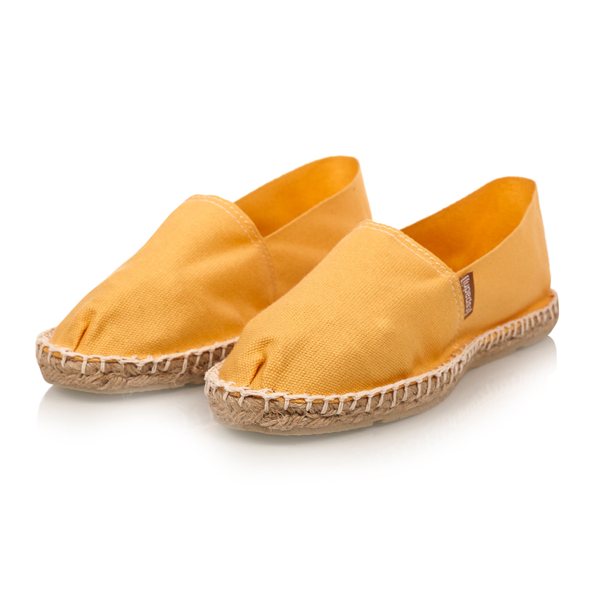 Gelbe Espadrilles mit Hanfsohle auf weißem Hintergrund.