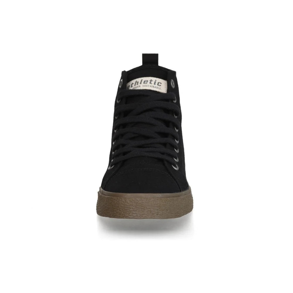 Ein schwarzer High-Top-Sneaker von vorne gesehen, mit schwarzen Schnürsenkeln und einer braunen Gummisohle. Auf der Zunge befindet sich ein weißes Etikett mit dem Wort Athletic und kleinerem Text darunter. Der Hintergrund ist weiß.