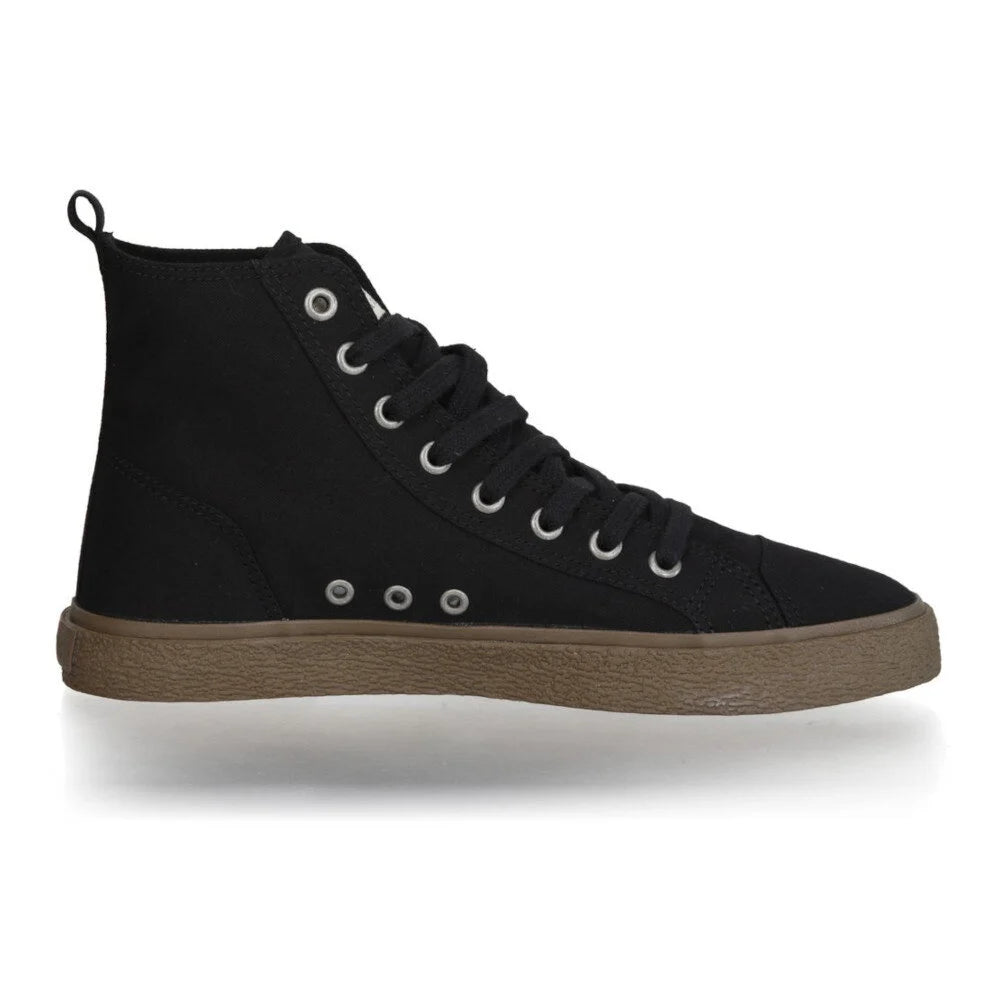 Ein schwarzer High-Top-Sneaker mit schwarzen Schnürsenkeln und Metallösen, mit einer braunen Gummisohle, dargestellt in einer Seitenansicht auf weißem Hintergrund.