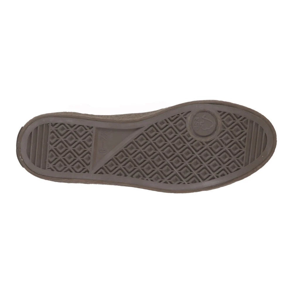 Die Abbildung zeigt die Unterseite einer braunen Schuhsohle mit einem rautenförmigen Profil und einem kreisförmigen Logo in der Nähe des Absatzes.