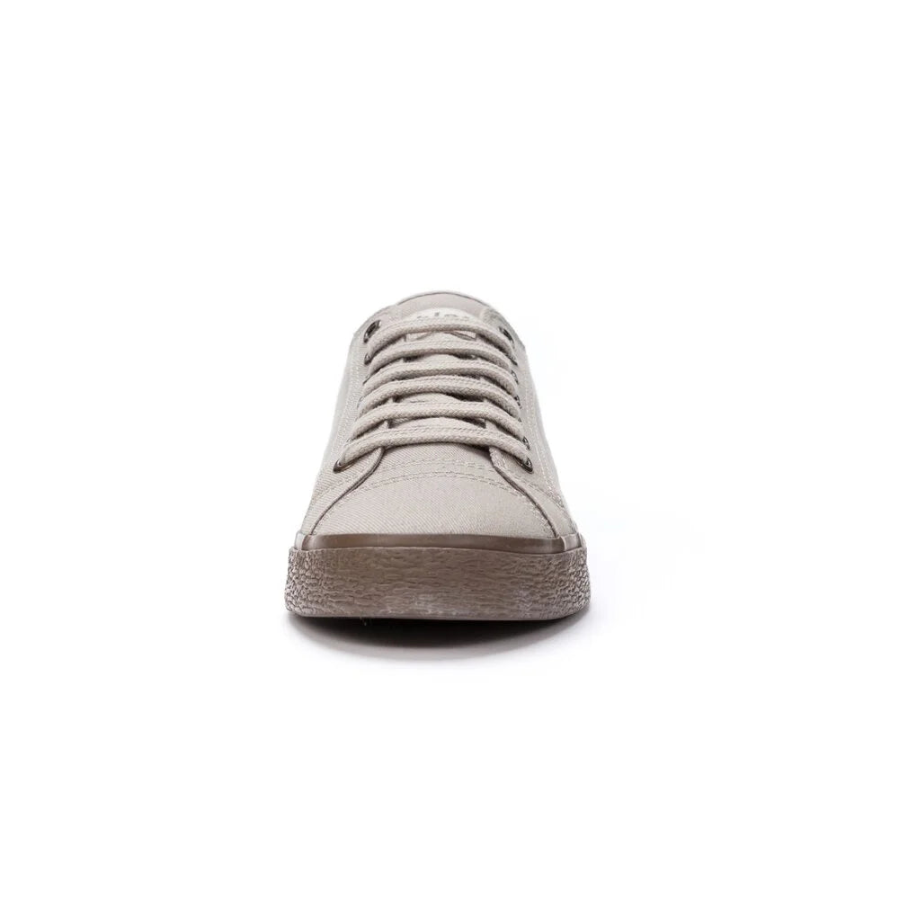 Vorderansicht eines beigen Freizeit-Sneakers mit braunen Schnürsenkeln und einer braunen Gummisohle, zentriert auf einem weißen Hintergrund.