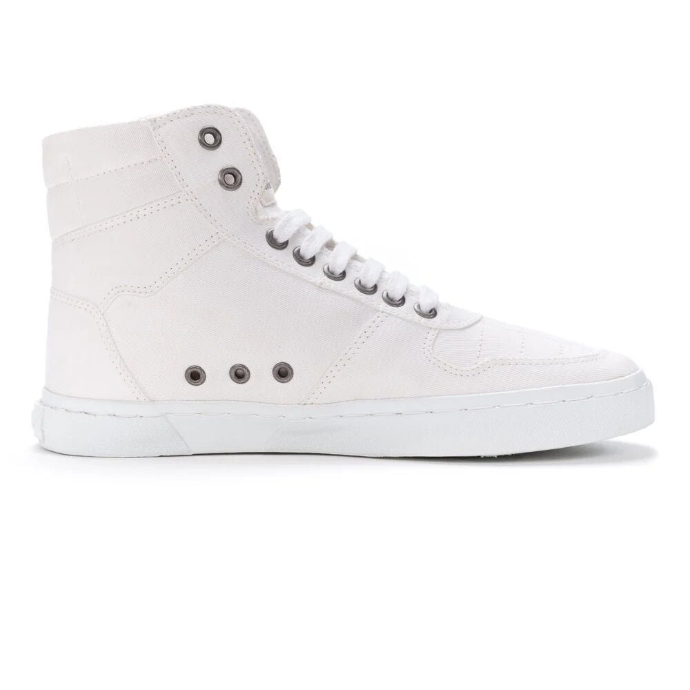 Ein weißer High-Top-Sneaker mit weißen Schnürsenkeln, Metallösen und einer weißen Sohle, dargestellt in einer seitlichen Profilansicht auf einem einfarbig weißen Hintergrund.