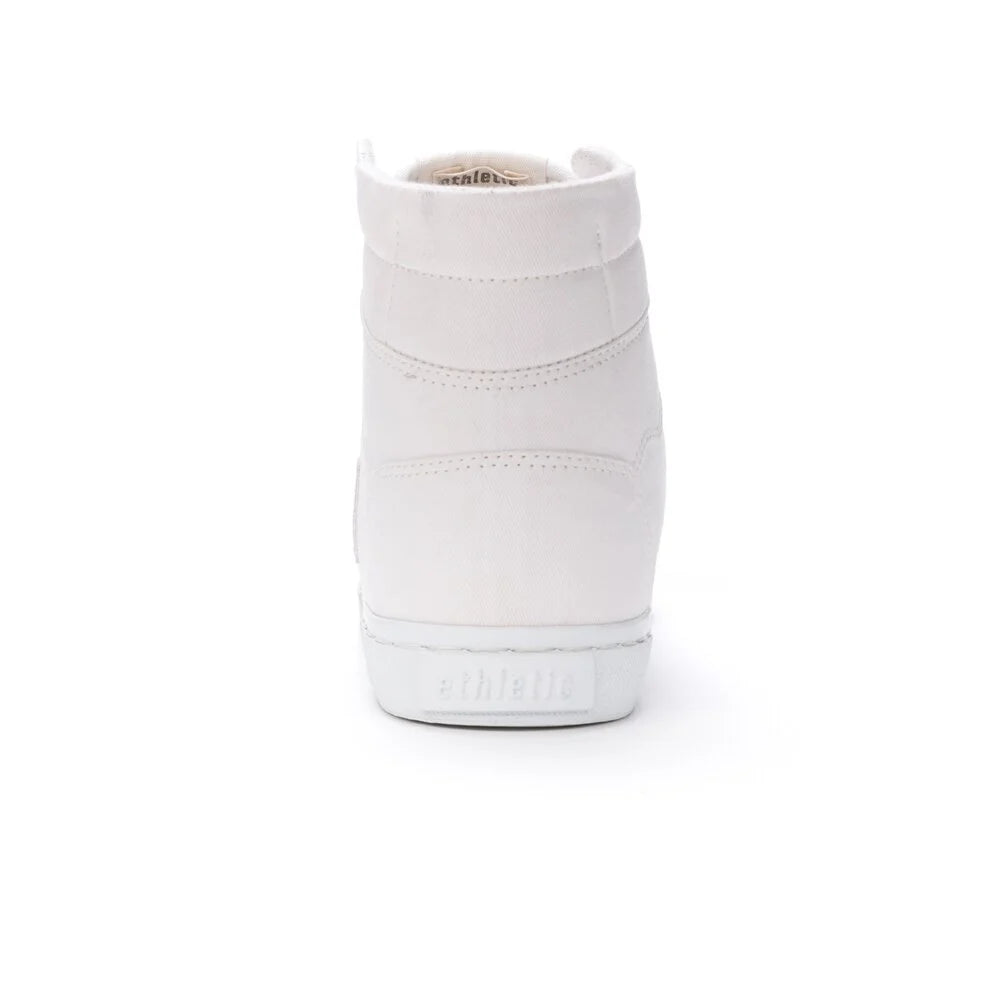 Ein weißer High-Top-Sneaker, von hinten gesehen auf weißem Hintergrund, mit einer sportlichen Prägung an der Ferse der Sohle.