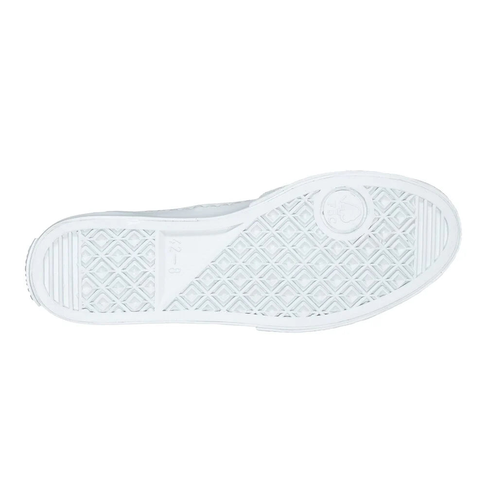 Die Abbildung zeigt die Unterseite einer weißen Sneakersohle mit einem Rauten- und Linienprofil und einem kreisförmigen Logo im Fersenbereich.