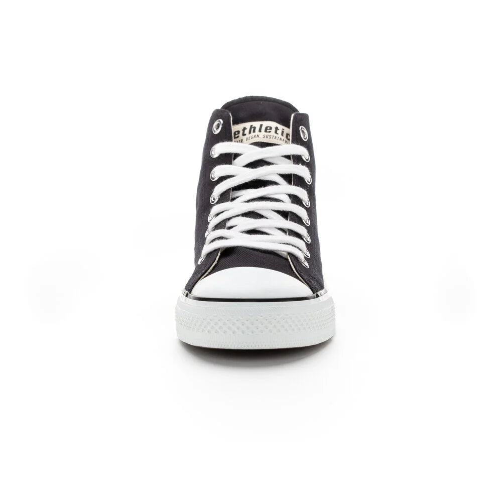 Ein schwarzer High-Top-Sneaker mit weißen Schnürsenkeln und weißer Gummikappe, fotografiert von vorne auf weißem Hintergrund.