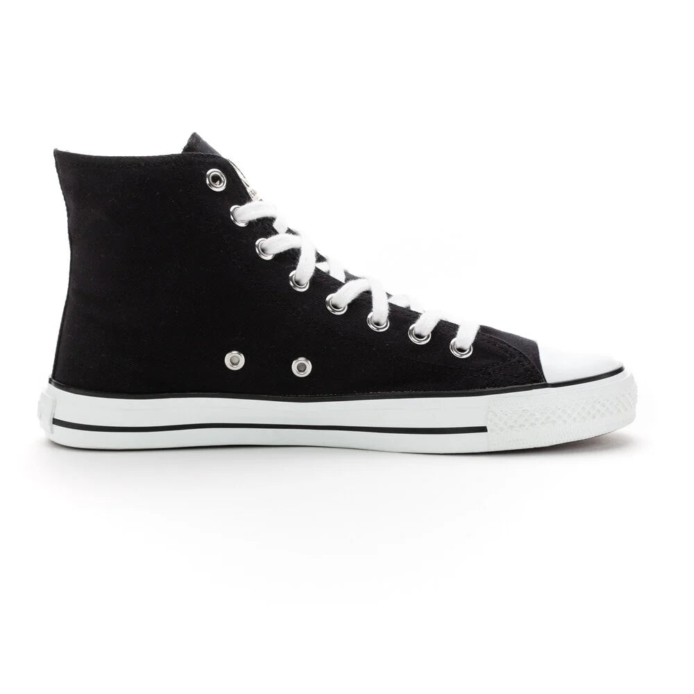 Ein schwarzer High-Top-Sneaker mit weißen Schnürsenkeln, weißer Zehenkappe aus Gummi und weißer Sohle mit schwarzen Streifen, im Profil auf weißem Hintergrund dargestellt.