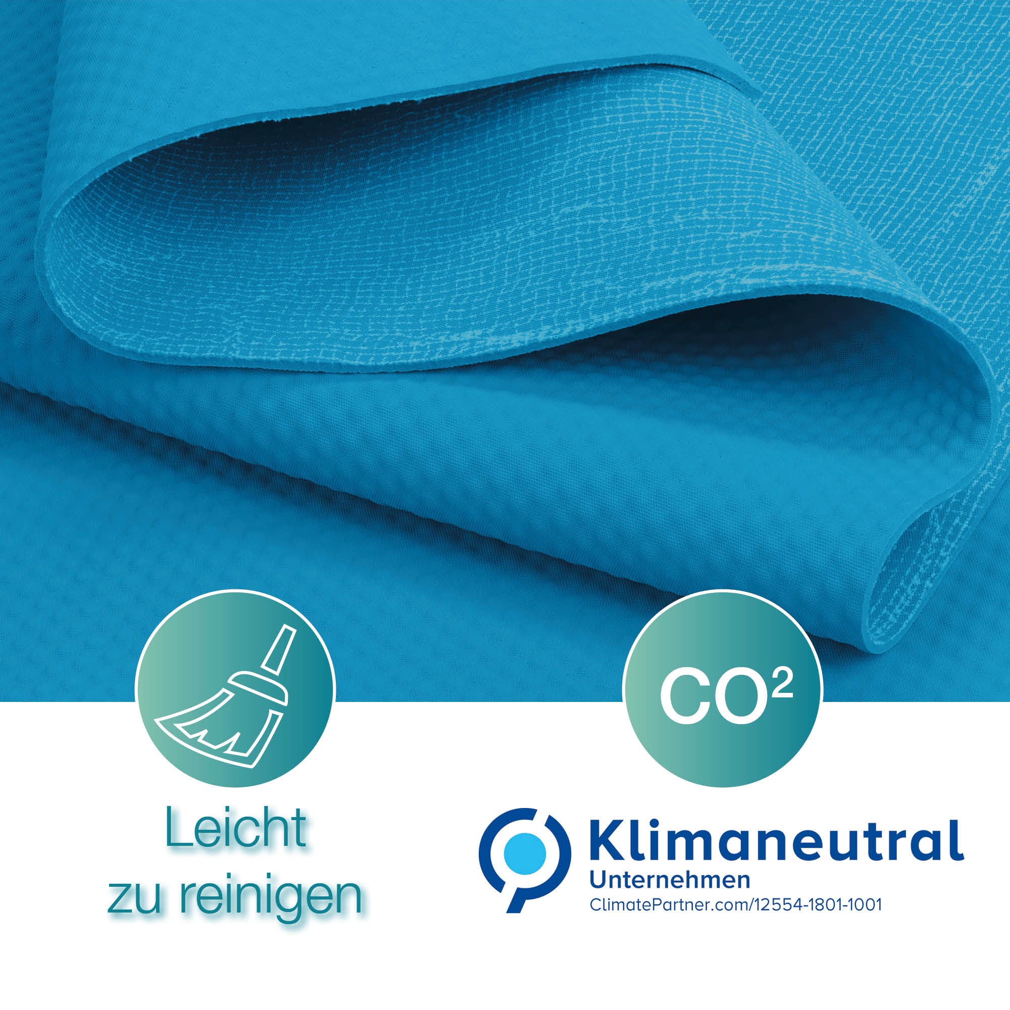Nahaufnahme von strukturiertem blauem Material mit Symbolen und Text darunter. Auf der linken Seite befindet sich ein Besen-Symbol mit der Aufschrift "Leicht zu reinigen". Auf der rechten Seite befinden sich ein "CO2"-Label und das Logo "Klimaneutrales Unternehmen".