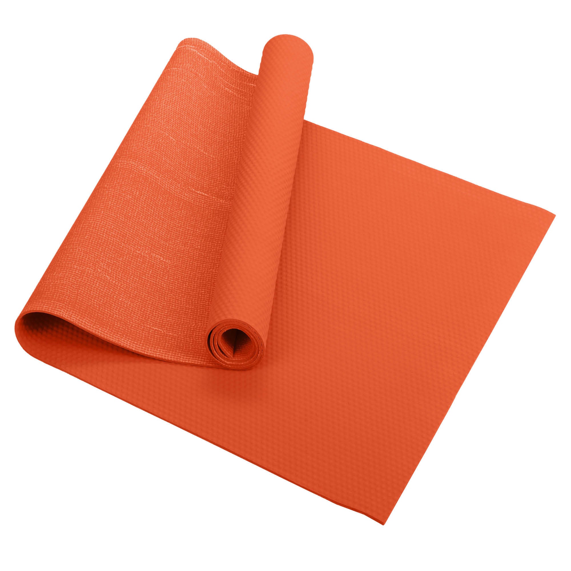 Eine orangefarbene, teilweise aufgerollte Yogamatte auf weißem Hintergrund.