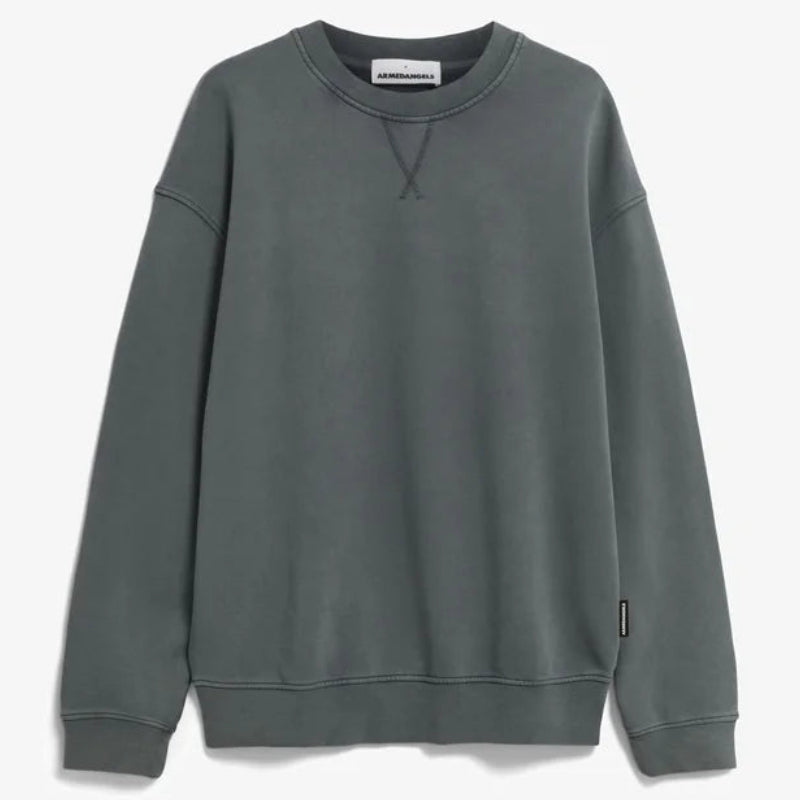 Ein schlichtes, langärmeliges Sweatshirt mit Rundhalsausschnitt in einem gedeckten Graugrün auf weißem Hintergrund. Das Sweatshirt hat gerippte Bündchen, Saum und Kragen mit minimalen sichtbaren Details.