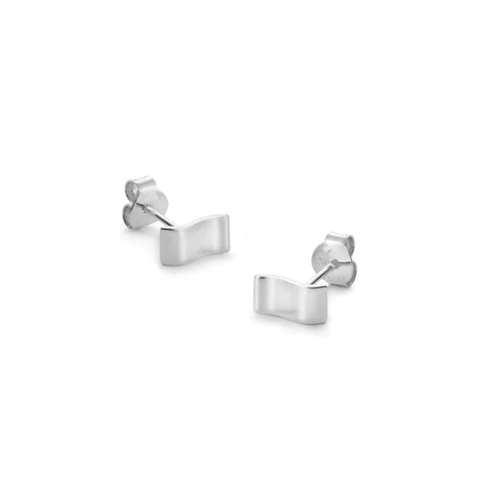 Silberne Ohrstecker in geschwungener Form auf weißem Hintergrund.