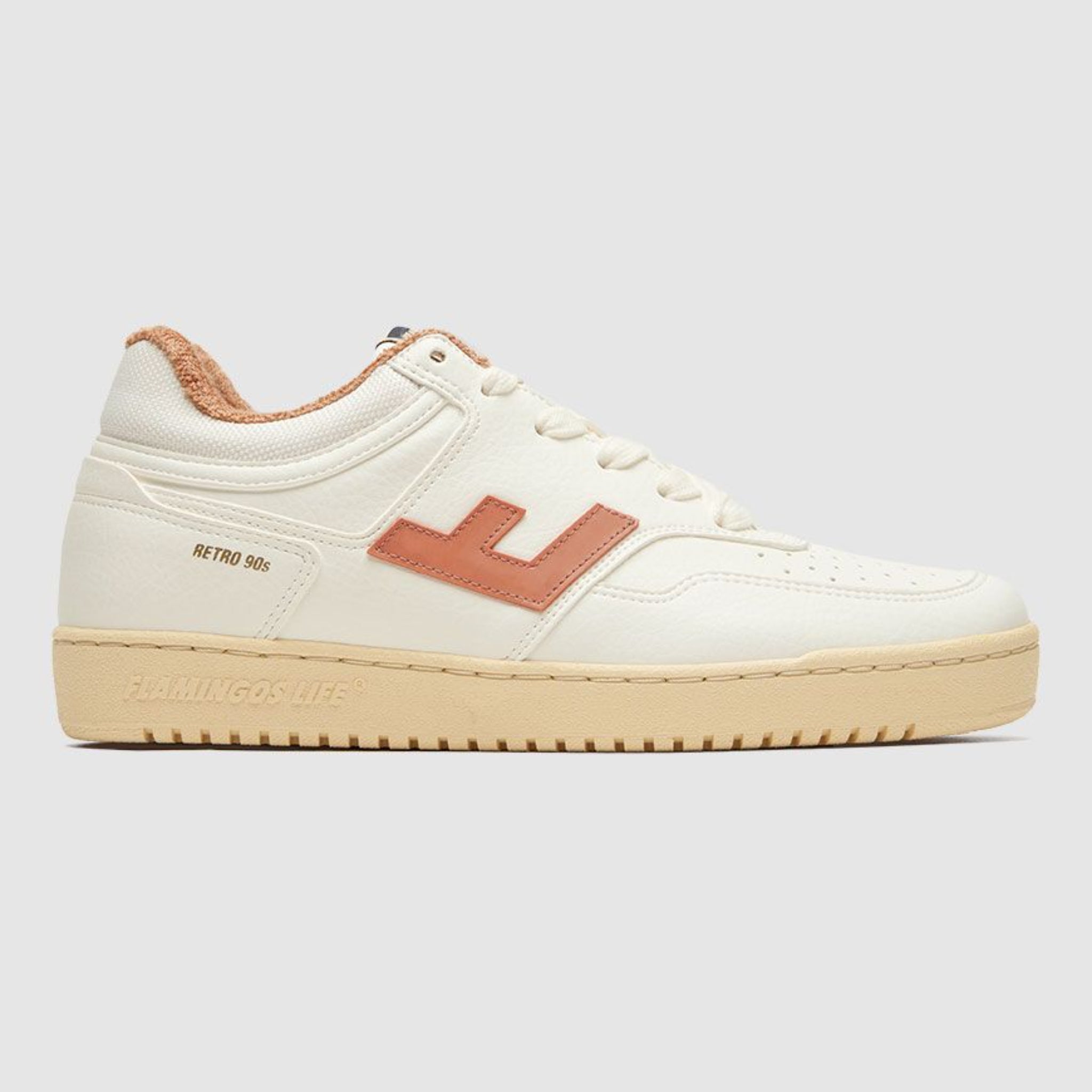 Weißer Sneaker mit beigem Emblem und Schriftzug "Retro 90s", seitlich fotografiert vor grauem Hintergrund.