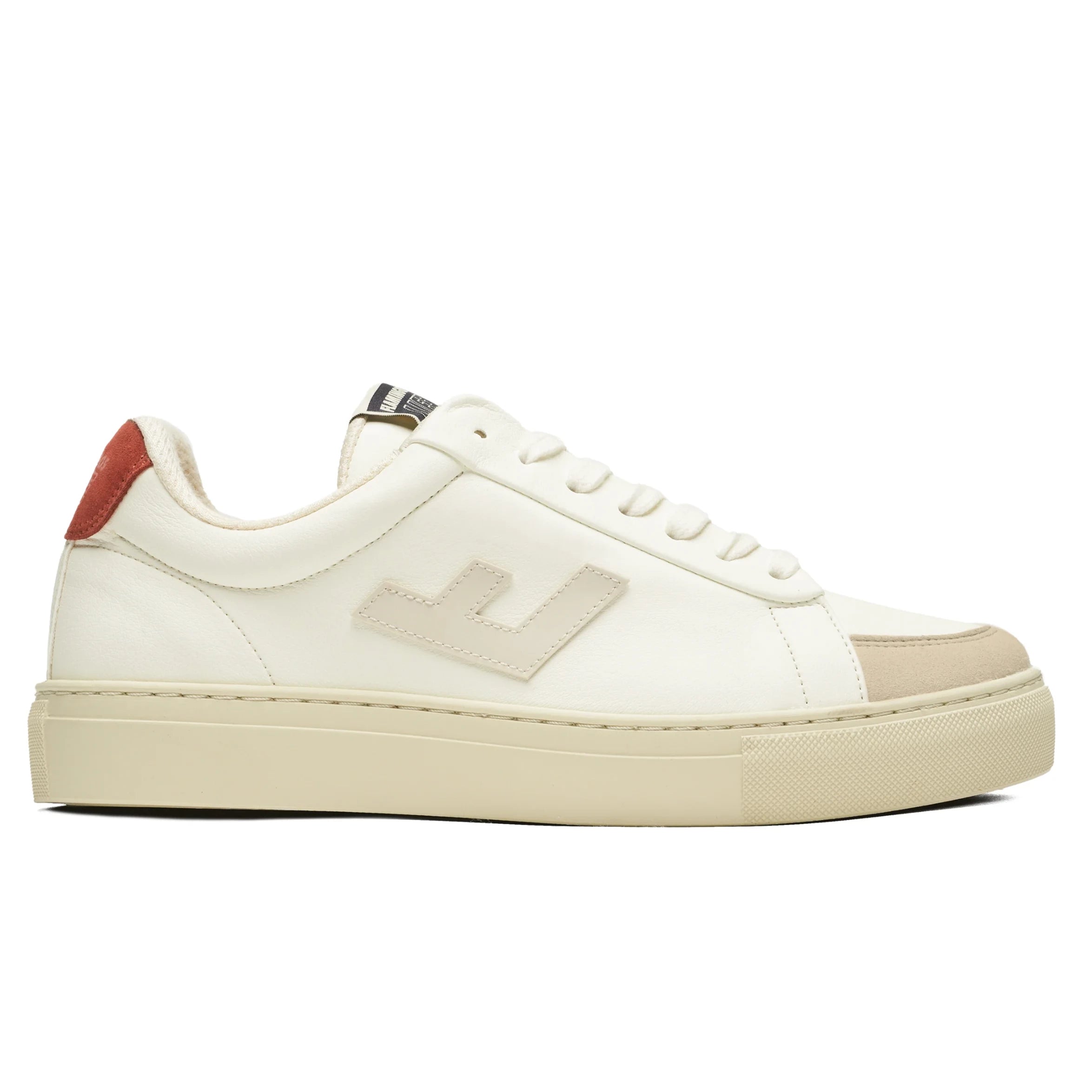 Weißer Sneaker mit beiger Sohle, beigem Logo und rotem Detail an der Ferse.