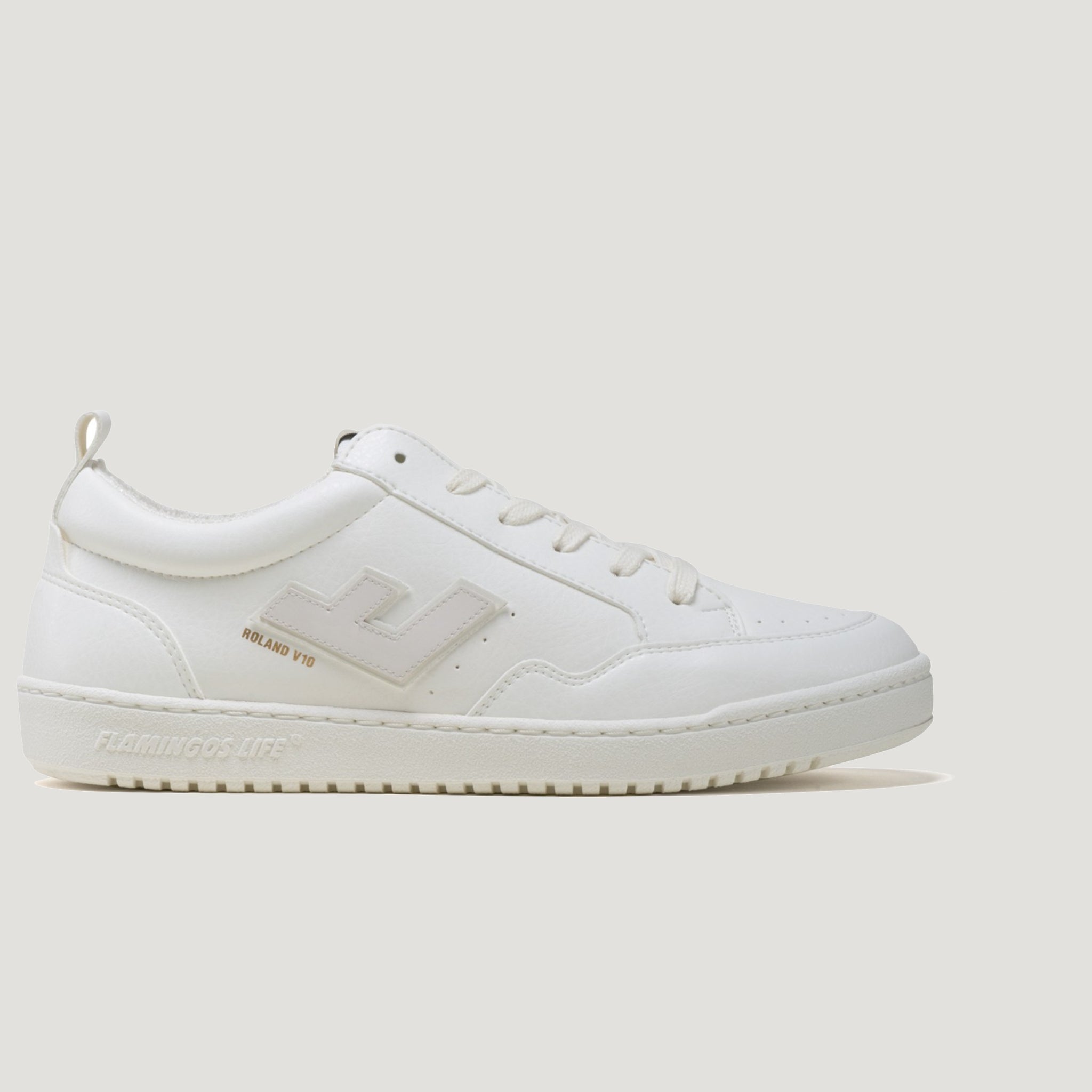 Weißer Sneaker mit seitlichem Logo und Text "ROLAND V10", helle Sohle, von Flamingos Life.