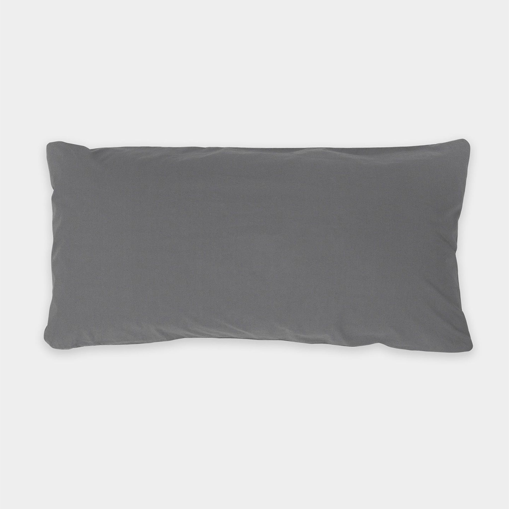 Graues rechteckiges Kissen auf einem weißen Hintergrund.