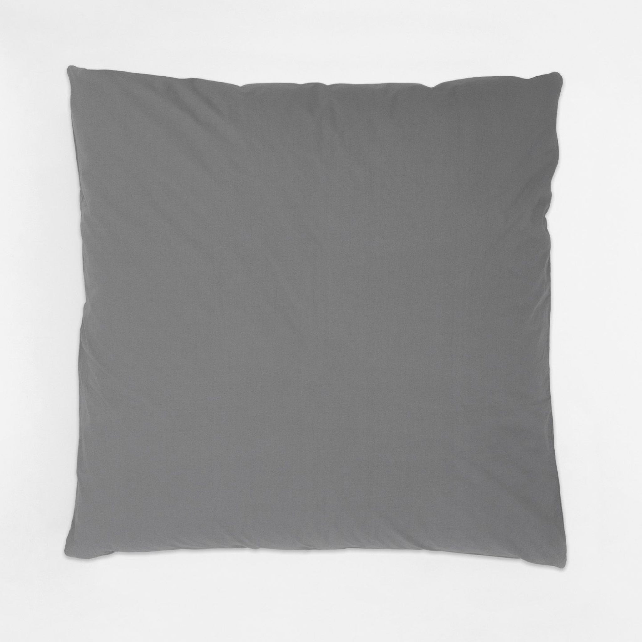 Graues quadratisches Kissen auf weißem Hintergrund.