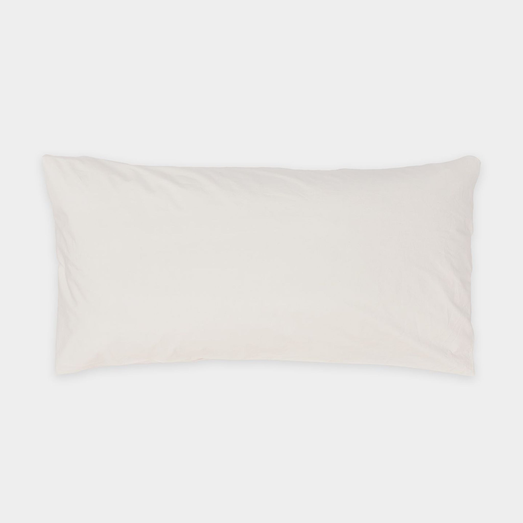 Weißes Kissen auf weißem Hintergrund.