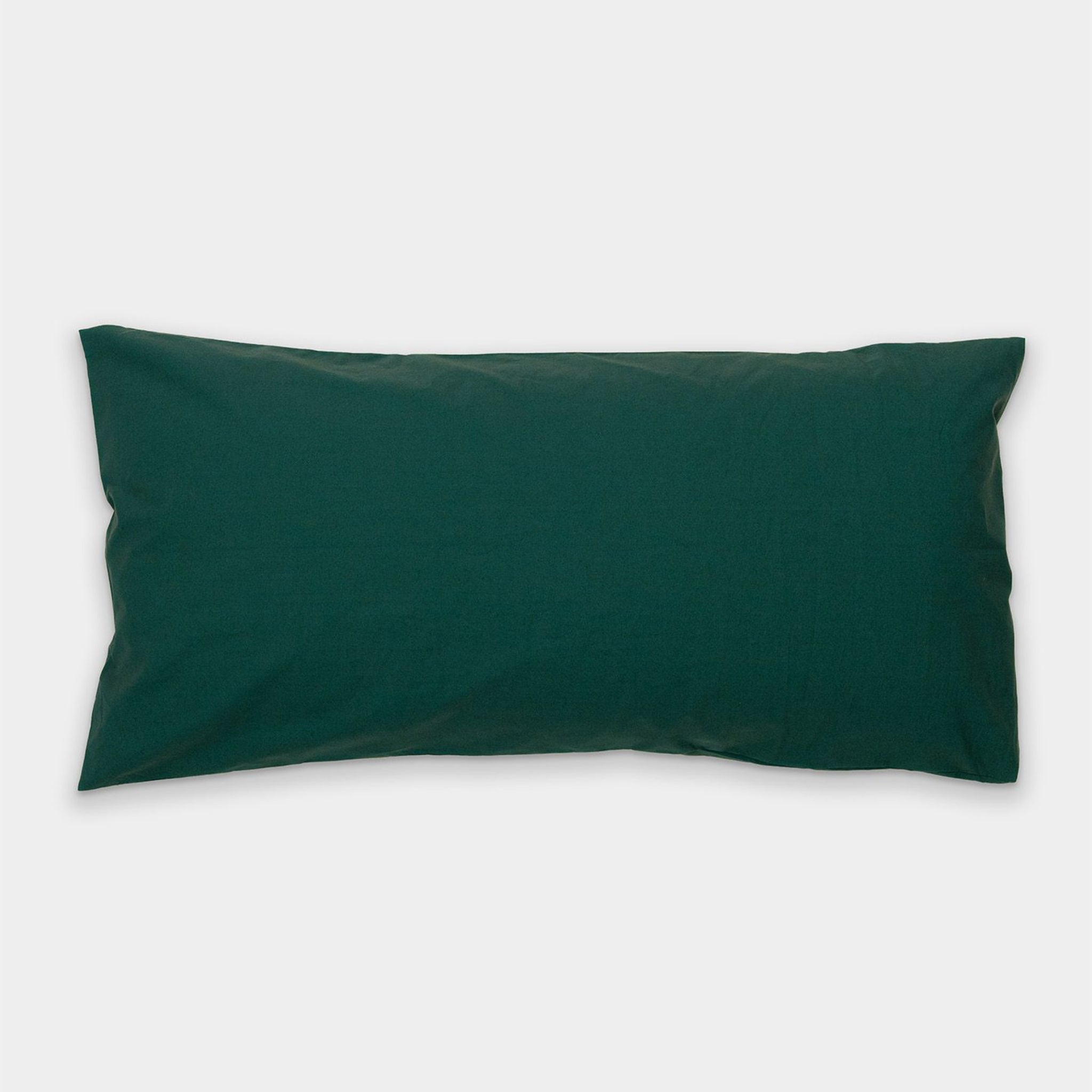 Dunkelgrünes rechteckiges Kissen auf weißem Hintergrund.