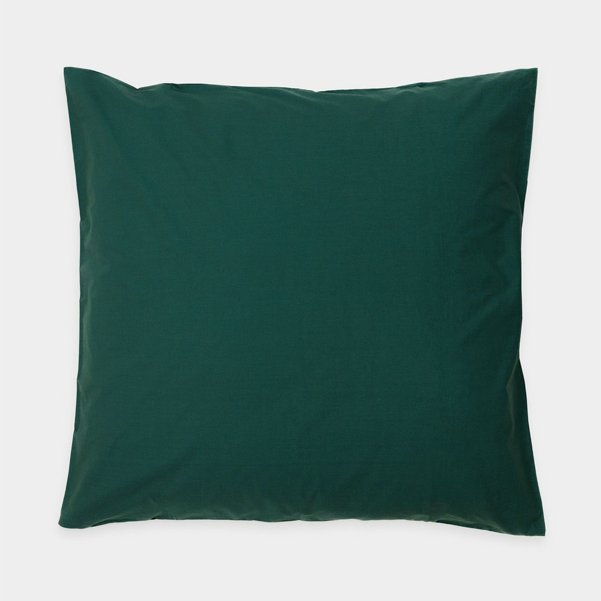 Dunkelgrünes Kissen mit glatter Oberfläche und leichtem Faltenwurf.