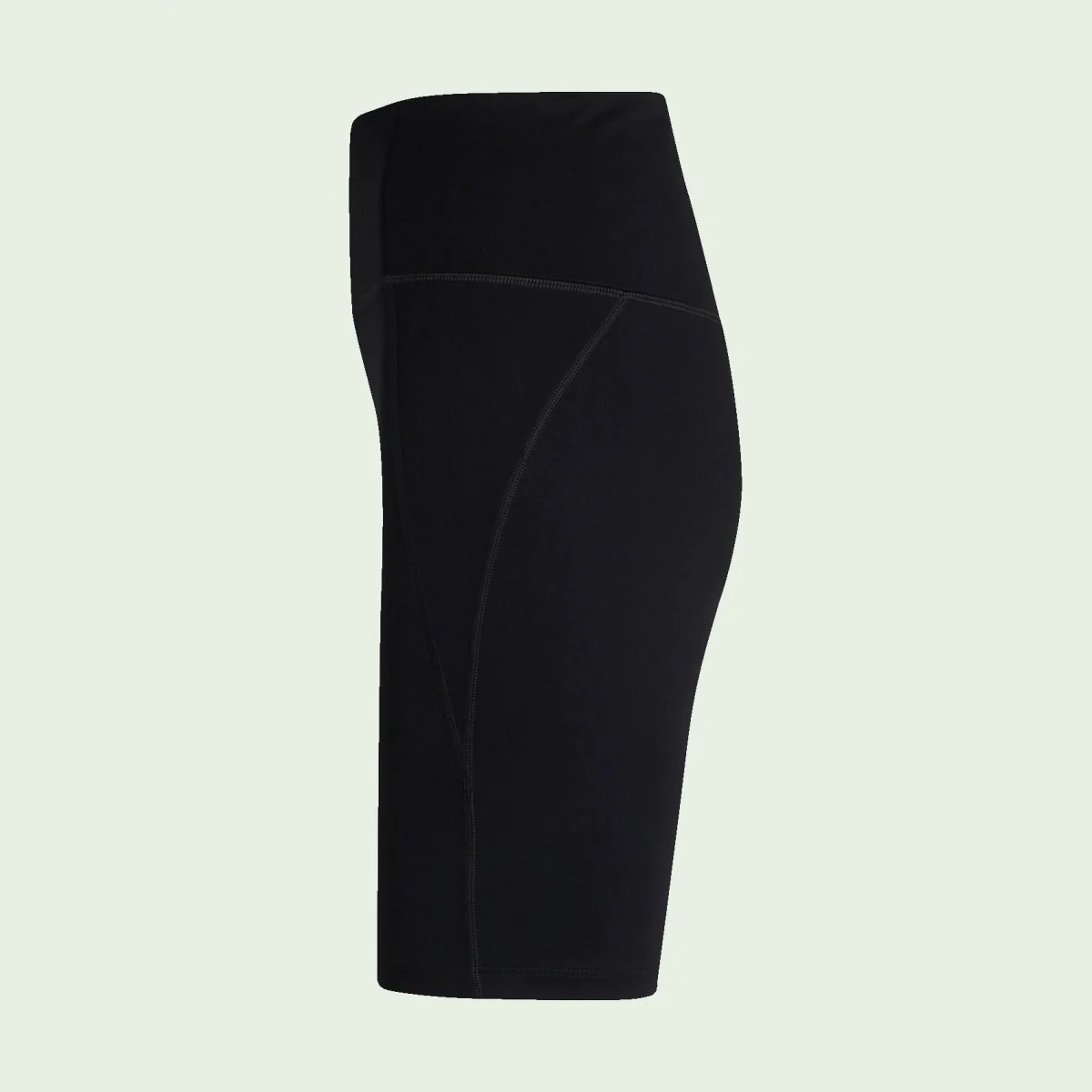 Schwarze Radlerhose im Profil auf hellgrünem Hintergrund.