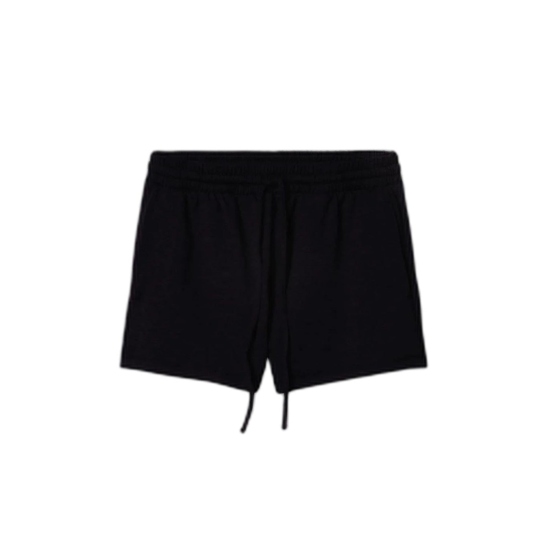 Ein Paar schlichte schwarze Shorts mit elastischem Bund und Kordelzug auf weißem Hintergrund.