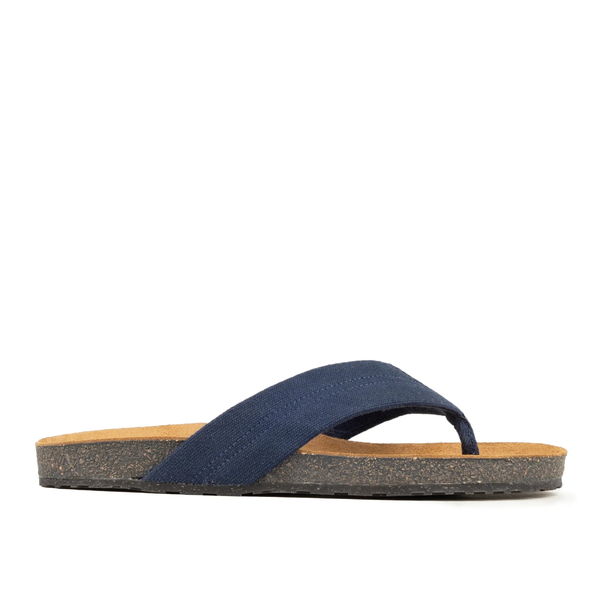 Dunkelblaue Zehensandale mit breitem Riemen und brauner Korksohle auf weißem Hintergrund.
