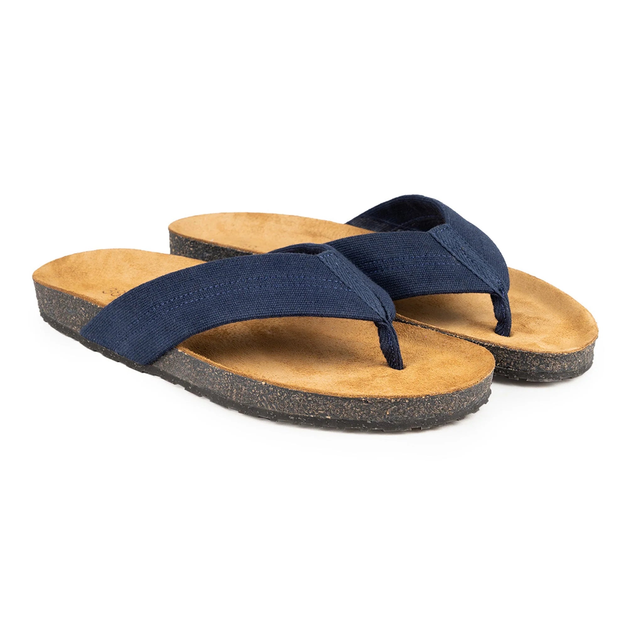 Dunkelblaue Flip-Flops mit breiten Riemen und Korksohle auf weißem Hintergrund.