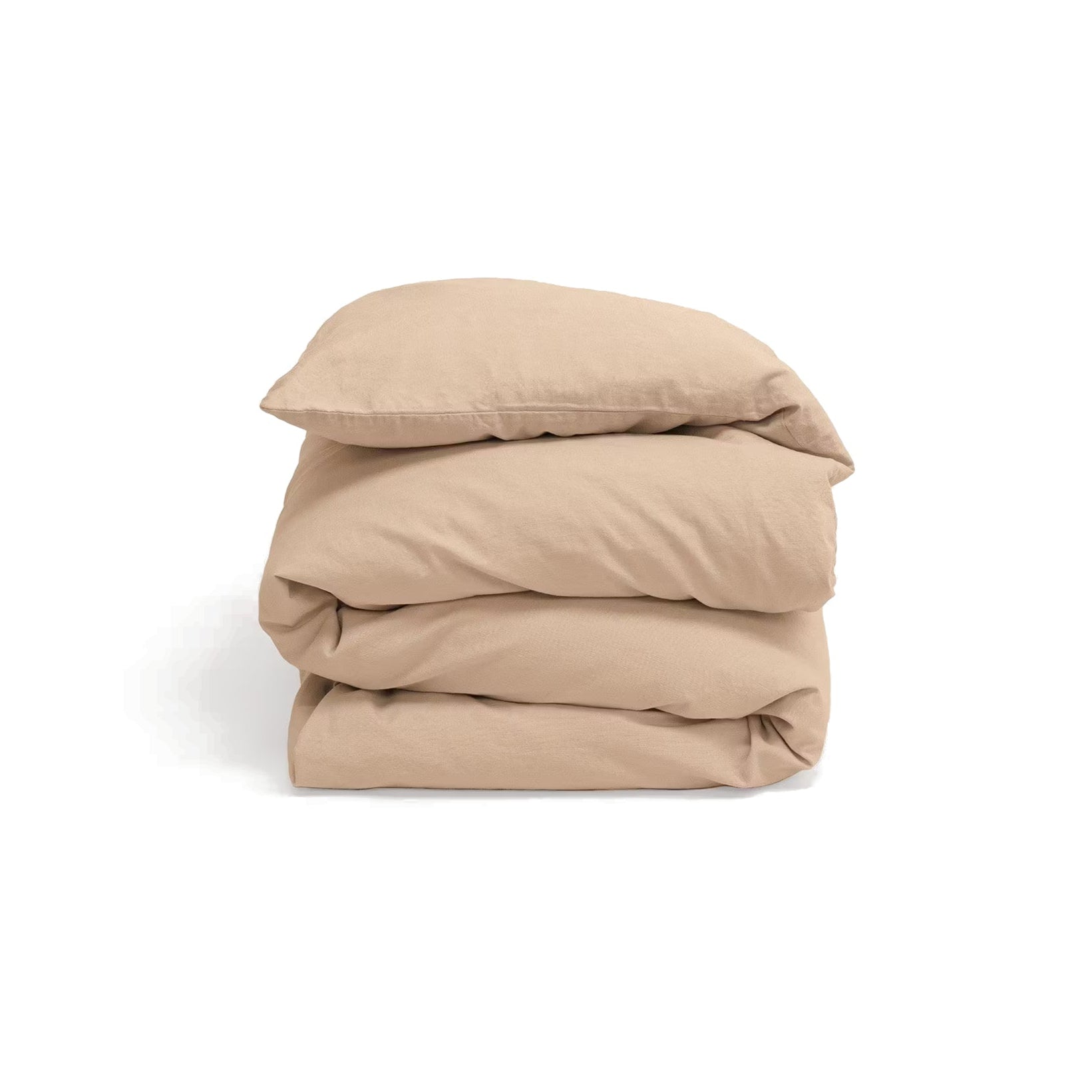 Beigefarbene, gefaltete Bettwäsche bestehend aus einem Kissenbezug und einem Bezug für eine Bettdecke.