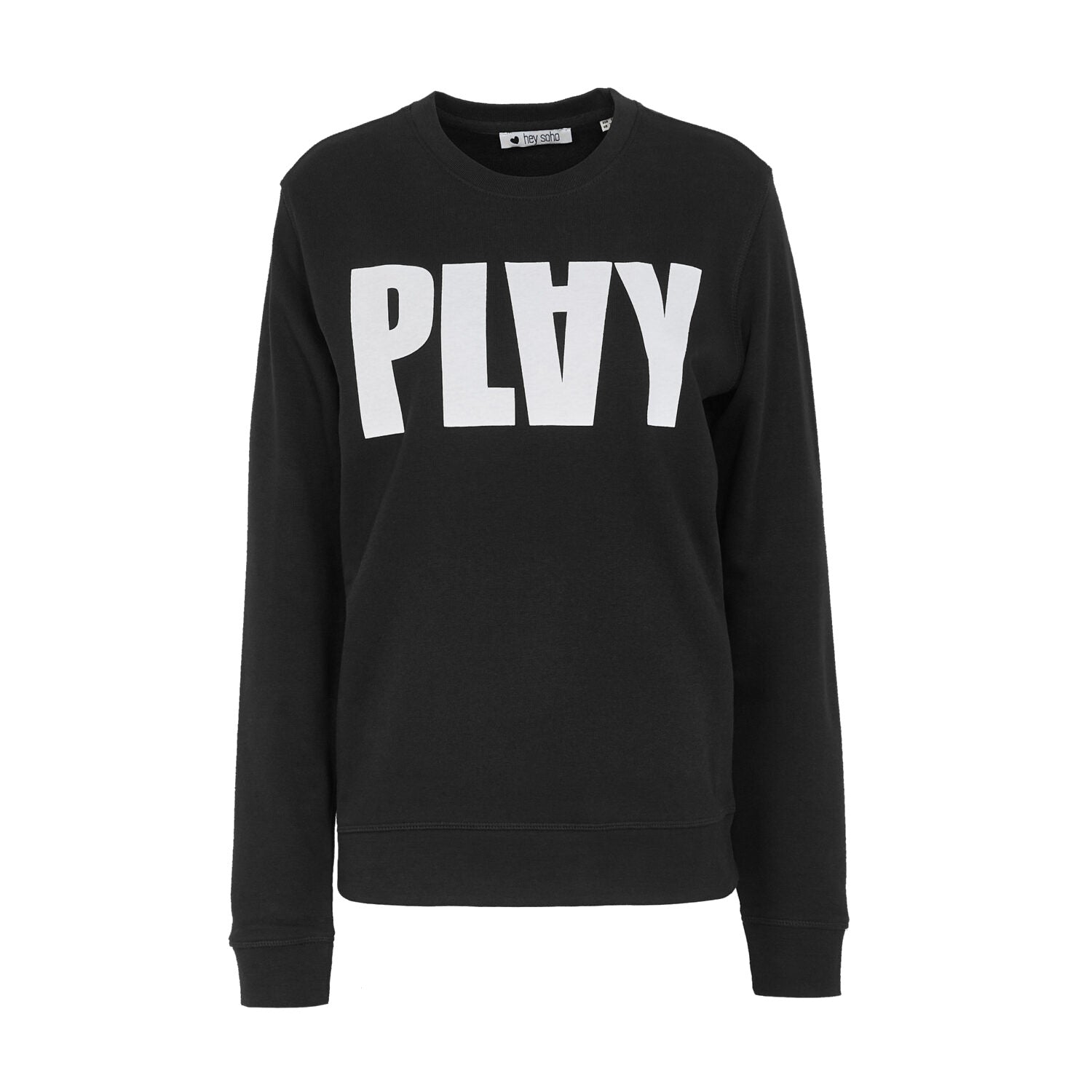 Schwarzes Sweatshirt mit dem großen weißen Schriftzug "PLAY" auf der Vorderseite.