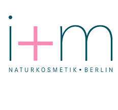 Logo mit der Aufschrift "i+m Naturkosmetik Berlin" in blauer und pinker Schrift auf weißem Hintergrund.