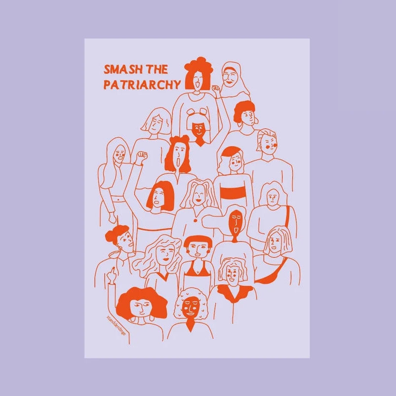 Illustration verschiedener Frauen mit unterschiedlichen Frisuren und Gesichtsausdrücken, von denen einige die Fäuste erheben, unter dem fettgedruckten Text "Smash the Patriarchy" in Orange auf einem blasslila Hintergrund.