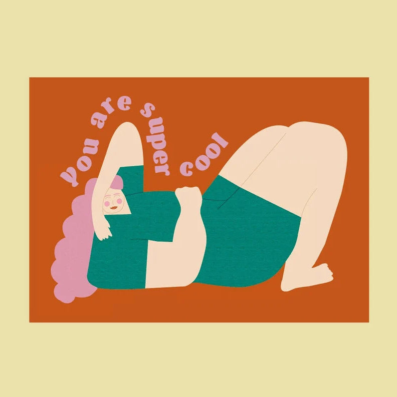 Illustration einer Person mit rosa Haaren, die auf dem Rücken liegt und ein grünes Outfit trägt, auf einem roten Hintergrund. Der Text darüber lautet: "Du bist super cool" in rosa, geschwungenen Buchstaben.