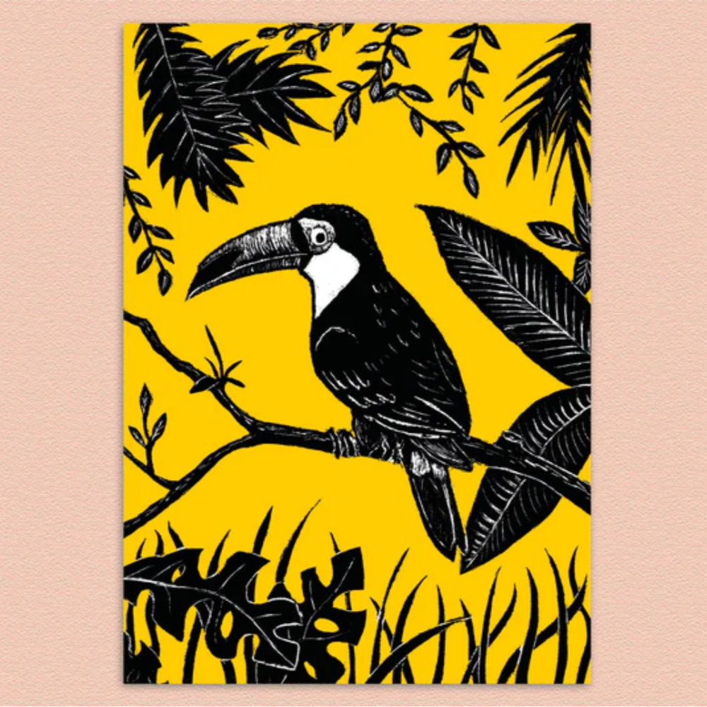 Ein schwarz-weißer Tukan sitzt auf einem Zweig, umgeben von tropischen Blättern, dargestellt in fetten Linien vor einem leuchtend gelben Hintergrund.