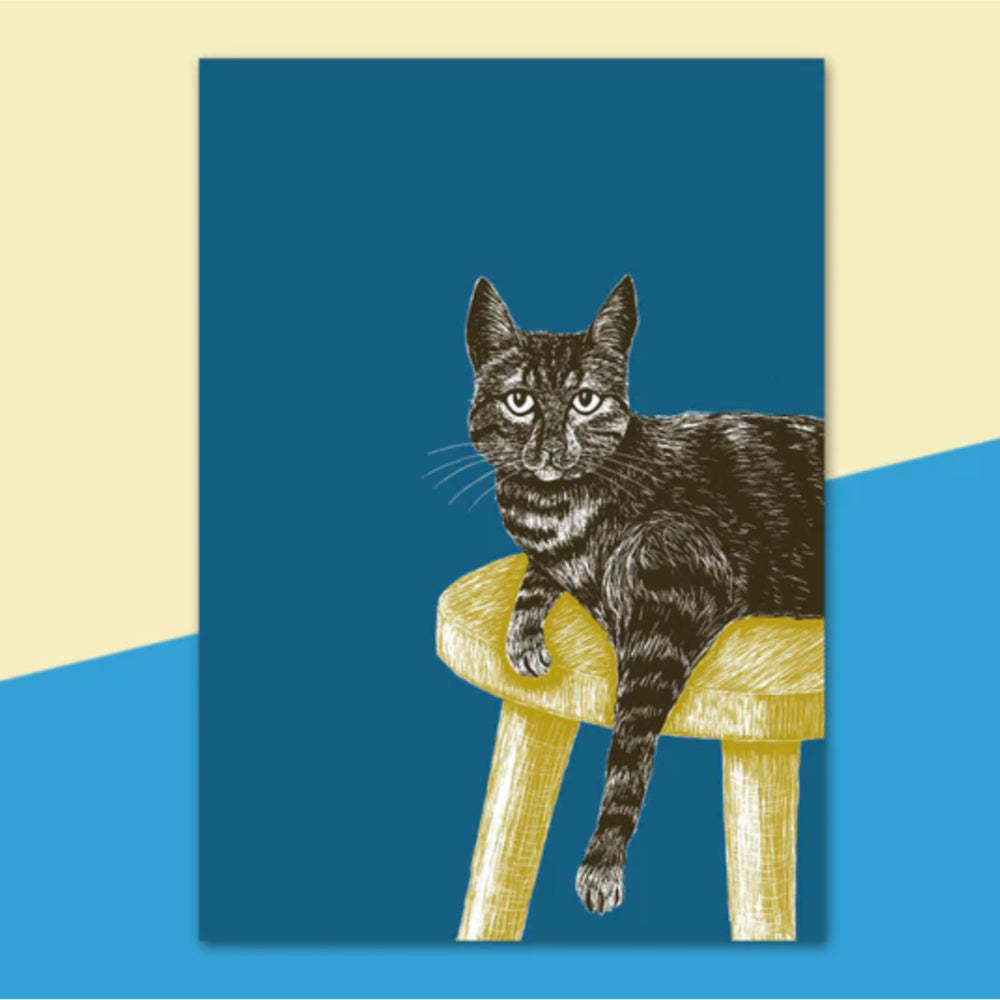 Illustration einer gestromten Katze mit weißen Abzeichen, die auf einem gelben Hocker vor einem blauen und blassgelben geometrischen Hintergrund liegt. Eine Pfote und der Schwanz der Katze hängen vom Hocker herab.