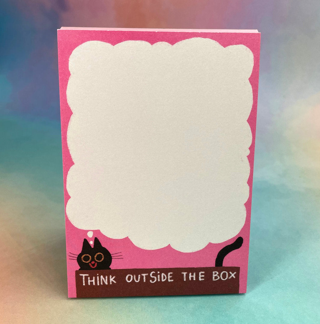 Pink Postkarte mit Wolke, schwarzer Katze und dem Text "Think outside the box" auf buntem Hintergrund.