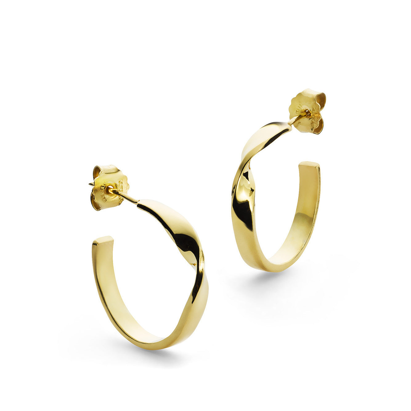 Ein Paar goldglänzender Ohrringe mit dezentem Twist-Design und Schmetterlingsverschluss auf weißem Hintergrund.