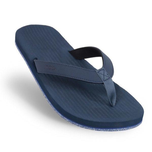 Dunkelblauer Flip-Flop mit strukturiertem Fußbett und schwarzem Zehenriemen, seitlich leicht angewinkelt dargestellt.