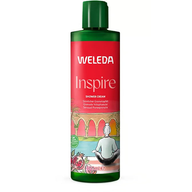 Eine Flasche Weleda Inspire Duschcreme mit rotem und grünem Etikett, auf dem eine Frau abgebildet ist, die zwischen Bögen, Palmen und Granatäpfeln meditiert. Die Flasche hat einen Inhalt von 200 ml.