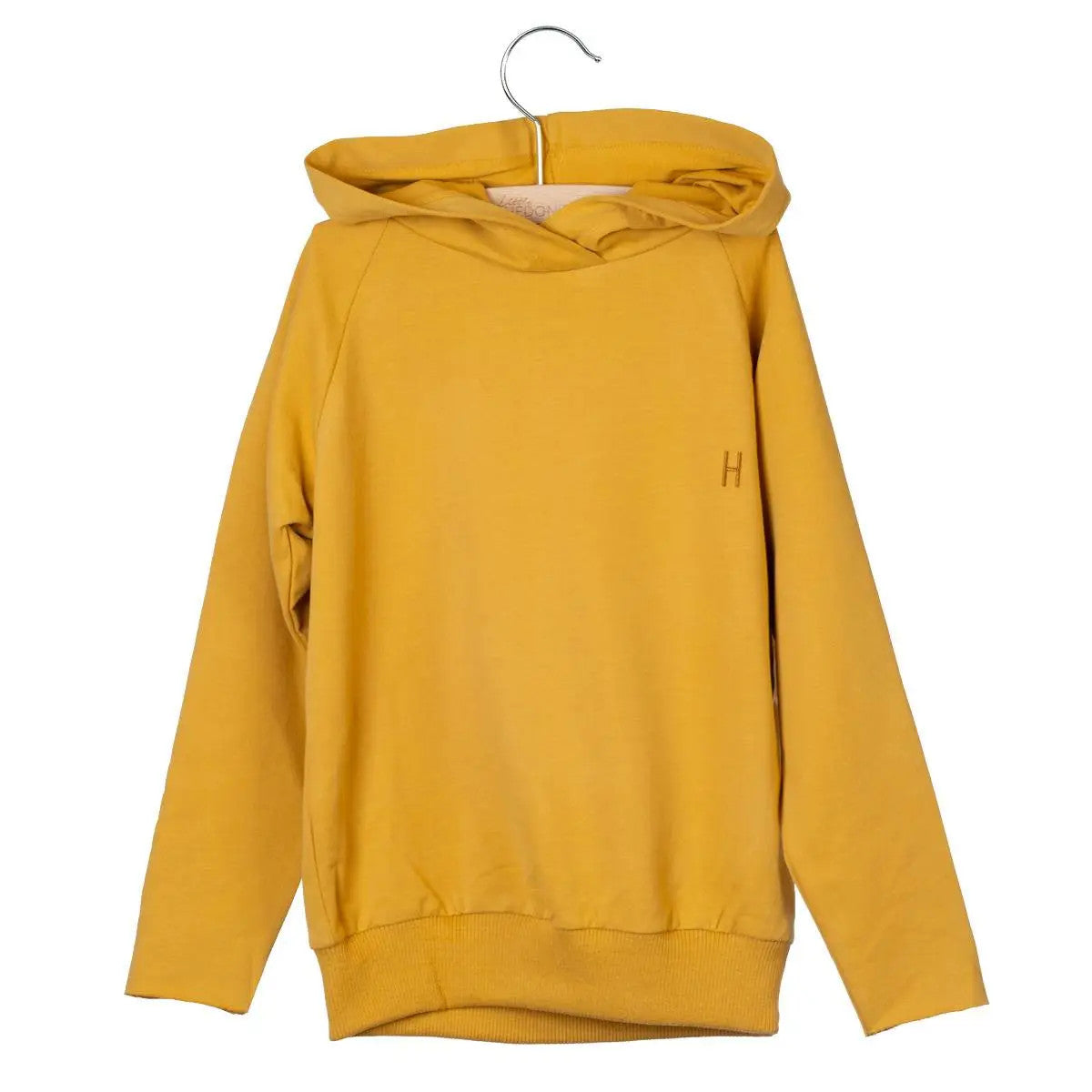 Senfgelbes Kapuzensweatshirt mit langen Ärmeln, auf einem Bügel ausgestellt. Auf der linken Brust ist ein kleiner Buchstabe H aufgestickt.
