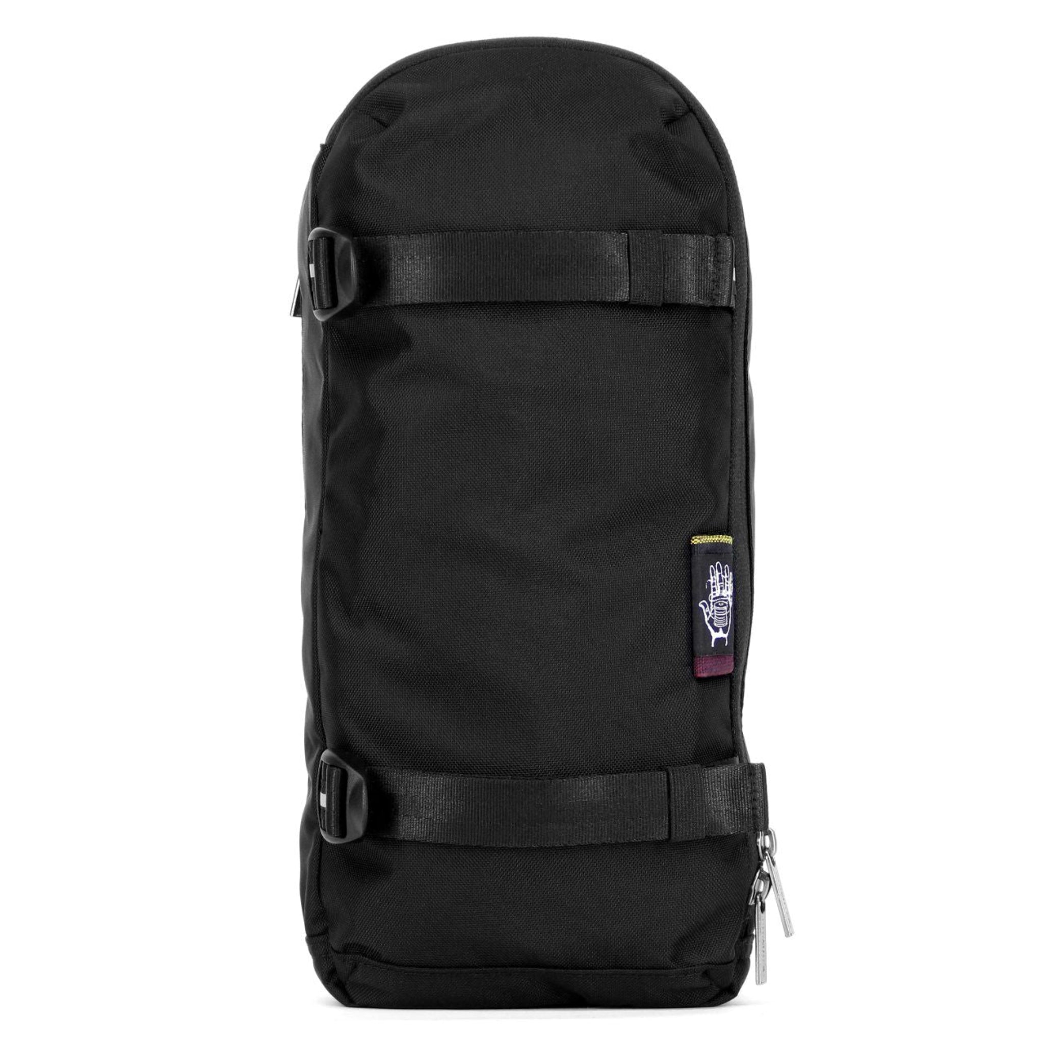Schwarzer Rucksack mit zwei Riemen und kleinem Etikett mit Handzeichen-Design auf der Vorderseite.