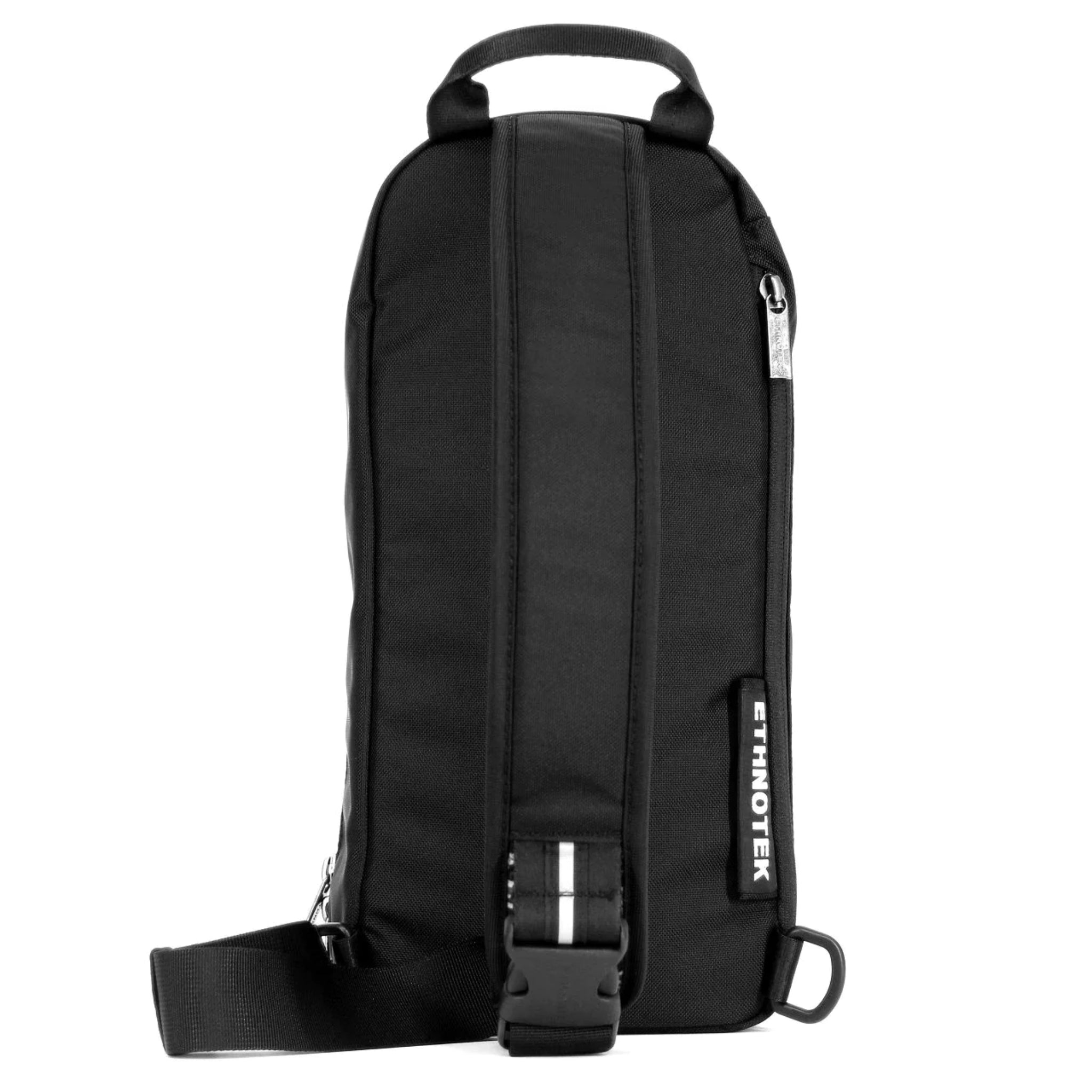 Schwarze Sling-Tasche mit Tragegriff und verstellbarem Riemen, Marke "Ethnotek" seitlich sichtbar.
