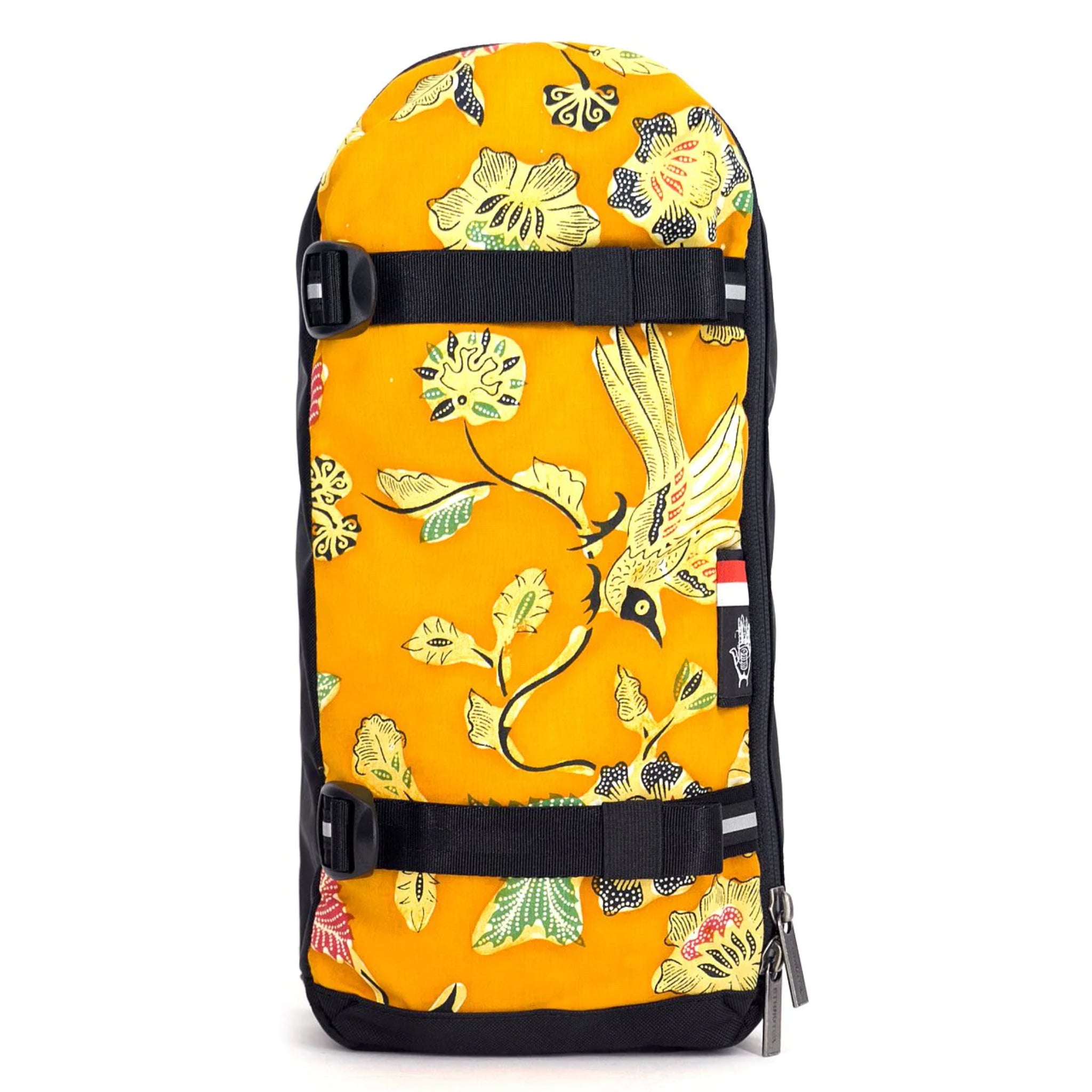 Gelber Rucksack mit Vogel- und Blumenmuster, zwei schwarzen Gurten und Reißverschluss.